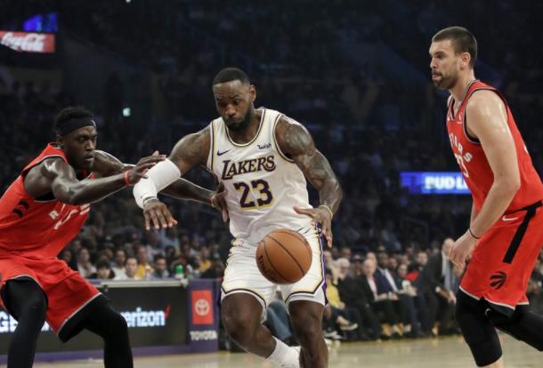  詹姆斯轰下三双数据，湖人加时险胜掘金夺榜首